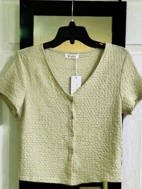 NWT Lightweight Short Sleeve Button Up Top Size Small